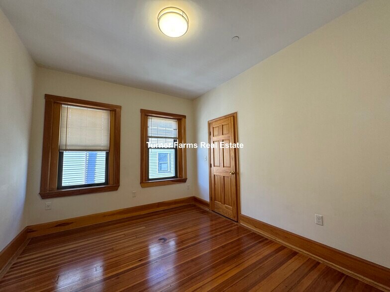 Building Photo - 145 Hillside St