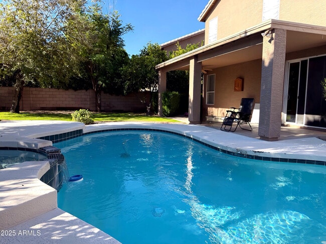 Building Photo - 2331 W Toledo Pl