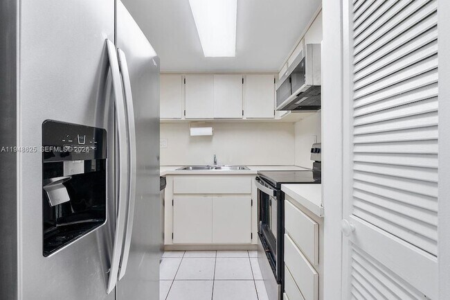 Building Photo - 995 SW 84th Ave