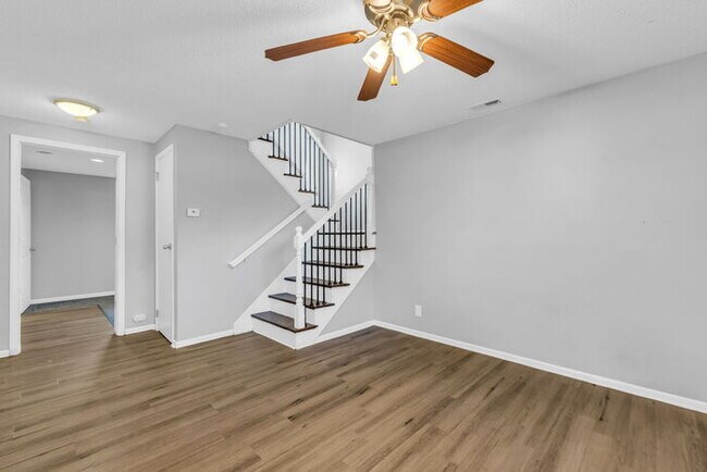 Building Photo - 4 bed, 2 bath, updated interior, AVAILABLE...