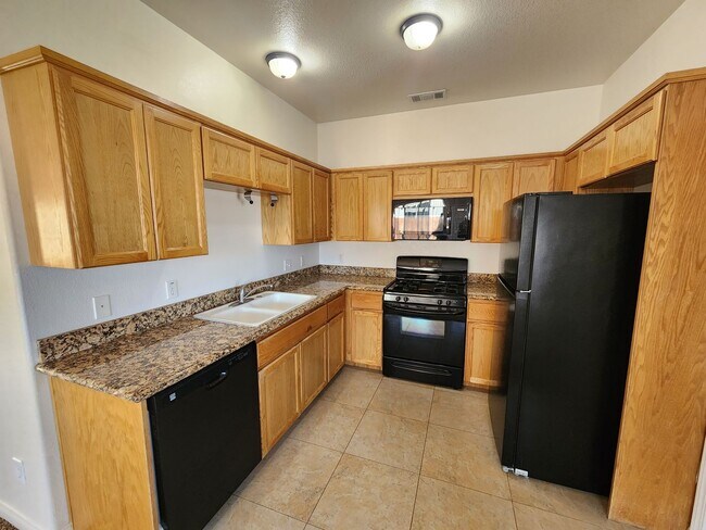 Building Photo - Beautiful , open floor plan 2 bedroom /  1 bathroom unit