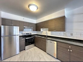 Building Photo - 1653 Oakwood Ave