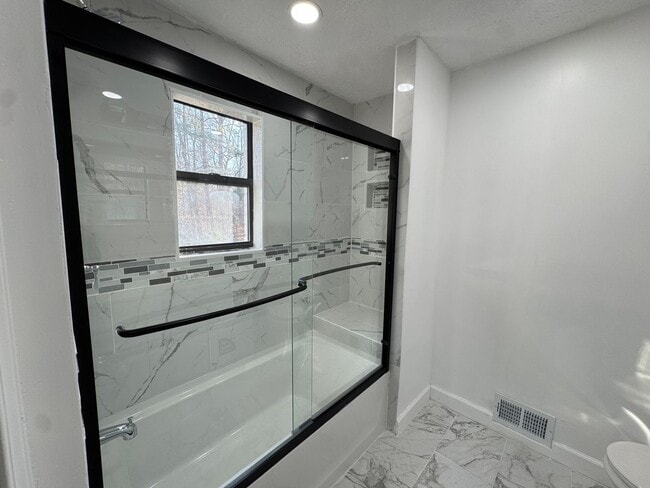 Building Photo - Charming 3 bedroom, 2 bathroom Ranch-Style Home