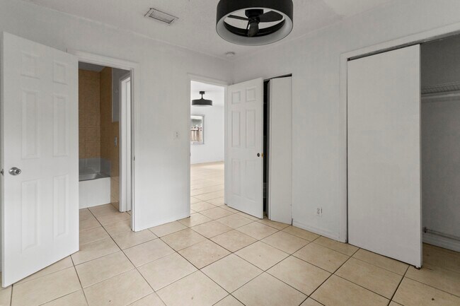 Building Photo - 709 SW 13th Ave