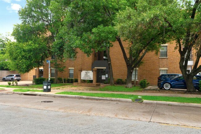 Building Photo - 203 E 31st St