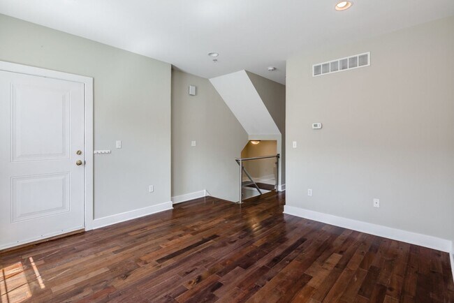 Building Photo - 2631 Catharine St
