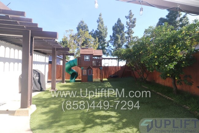 Building Photo - 4 Bed 2 Bath Home With Fenced Backyard