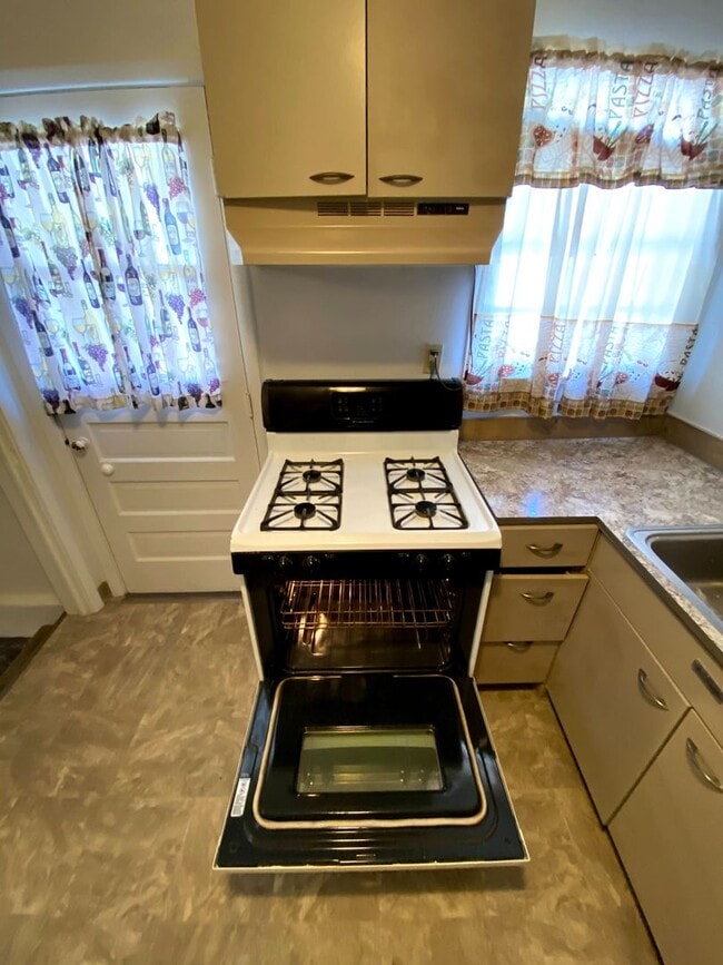Building Photo - 4 Bedroom 1.5 Bath House with Washer and D...