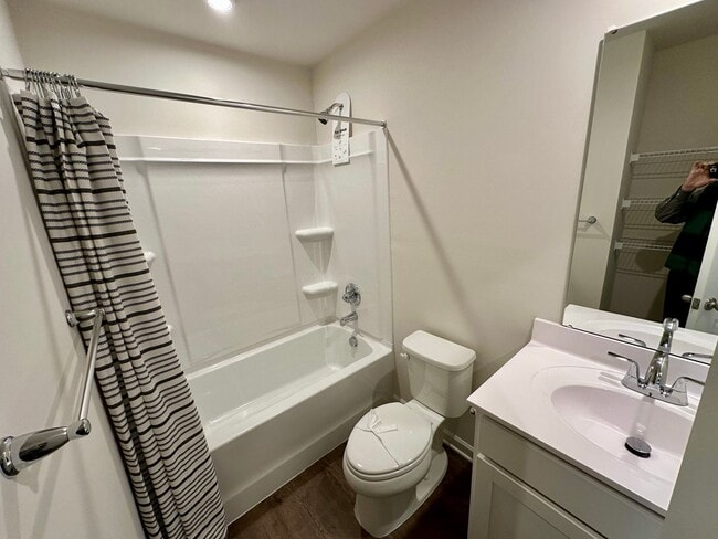 Building Photo - New Canterbury Townhouse