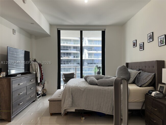 Building Photo - 1010 Brickell Ave