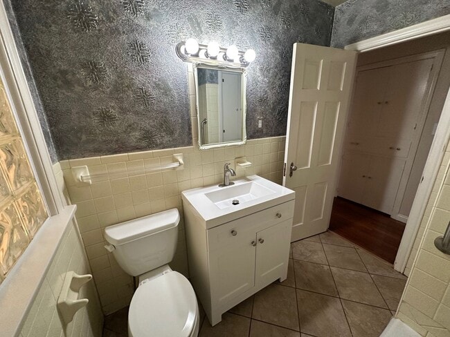 Building Photo - Cute 2/1/1