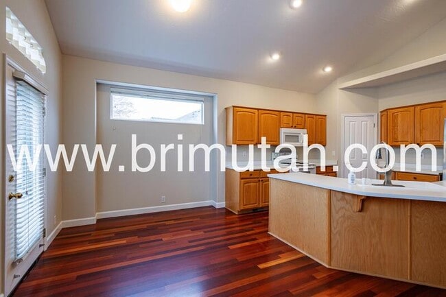 Building Photo - 602 E Land Rush Dr