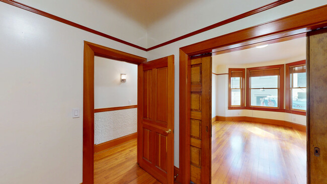 Building Photo - Large 4 BR x 1 Bath SOMA