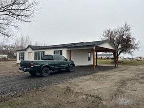 Building Photo - Space to spread out!!