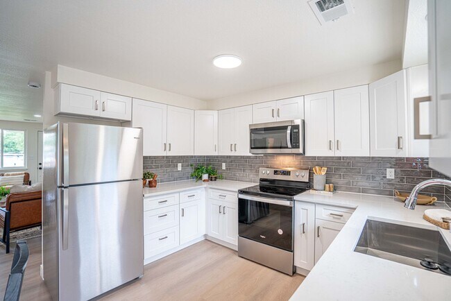 Building Photo - Charming Fully Remodeled 2 Bedroom, 1 Bath Duplex