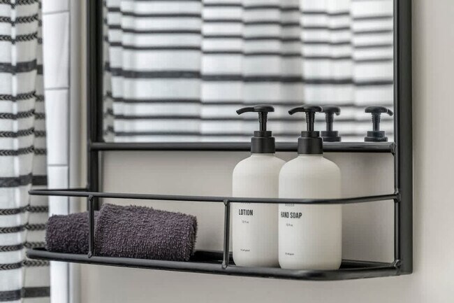 Building Photo - 1423 W Addison St