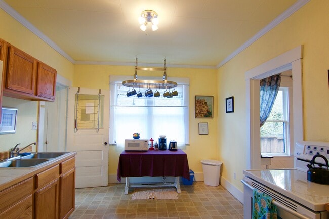 Building Photo - Charming 2-Bedroom Home Near Downtown Bellingham – Private Yard & Cozy Living