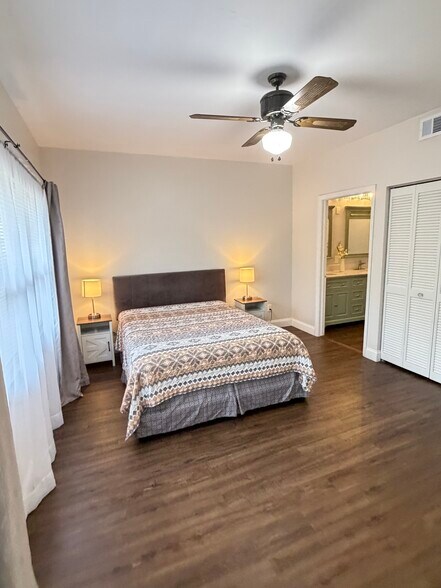 Master bedroom - 1096 Woodshire Ln