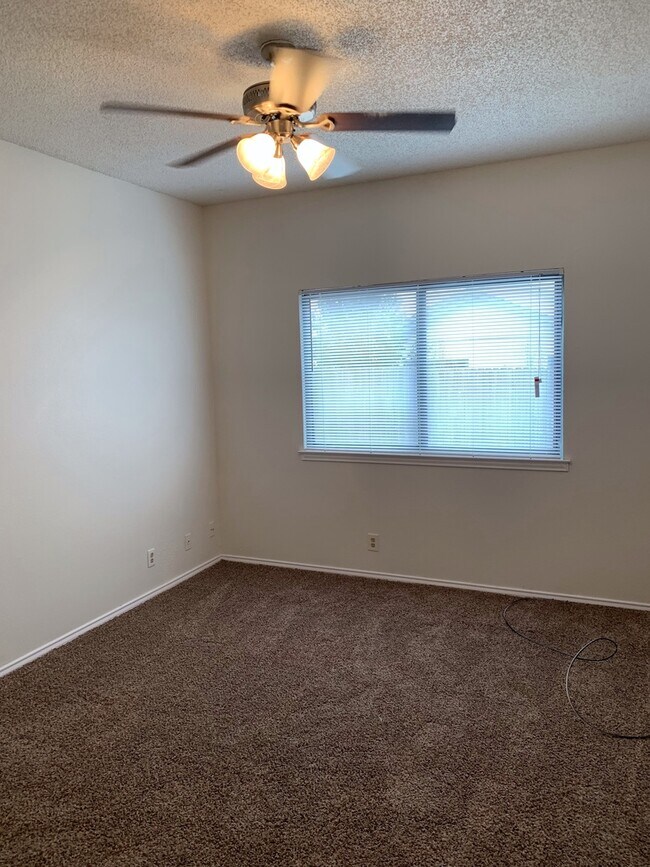 Building Photo - LOVELY 3 BEDROOM 2 BATH HOME IN SPRING CRE...