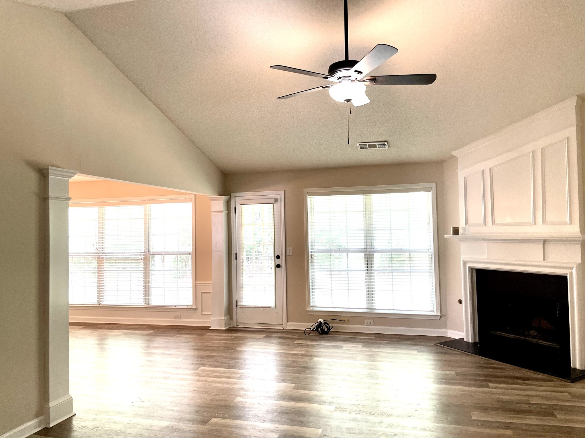 living room - 2419 Traywick Chase