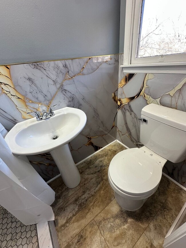 Building Photo - 5 Bedroom / 3 Bath Home Kingsport, TN