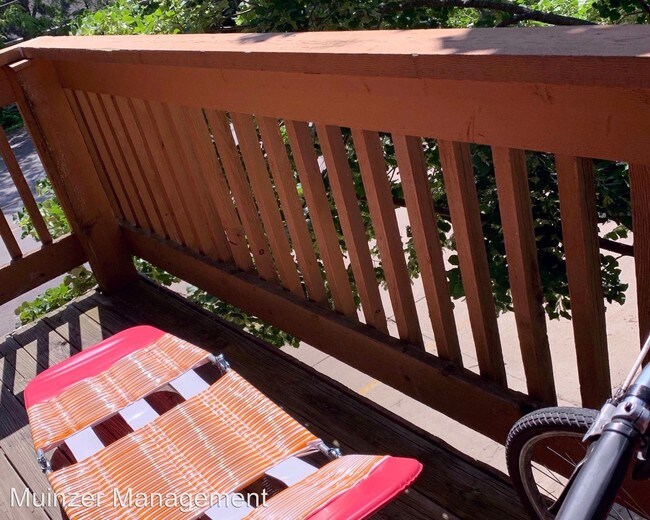 Building Photo - 2 br, 2 bath Room For Rent - 261 W. Wood St.