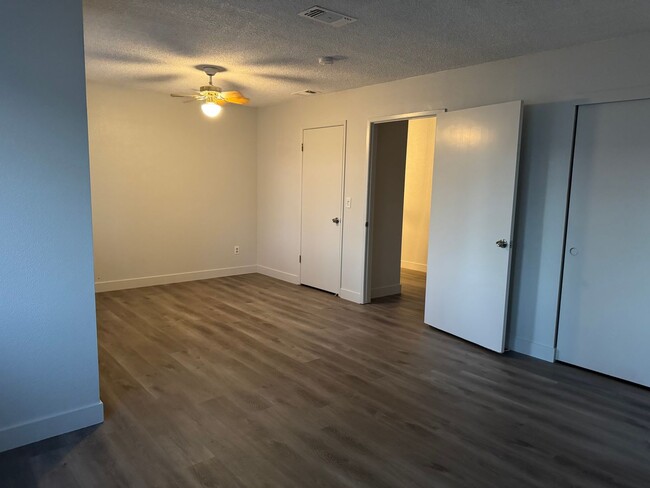 Building Photo - Newly Renovated Large Open Plan Home Avail...