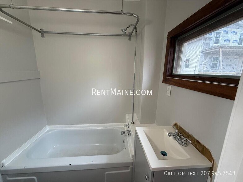 Building Photo - 225 Center St