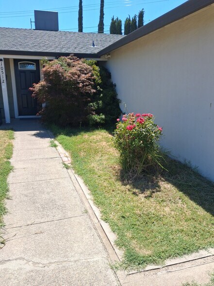 Building Photo - 10500 Glenview Way