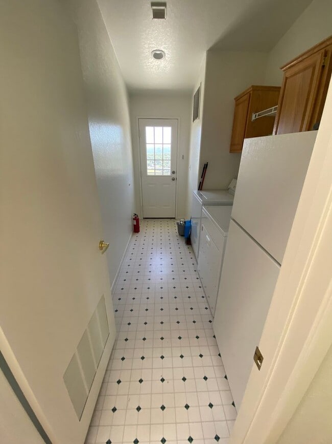 Building Photo - Panoramic Views - 46 West - Hilltop Property