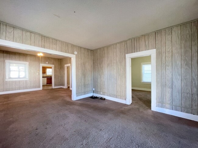 Building Photo - Large 3 Bedroom