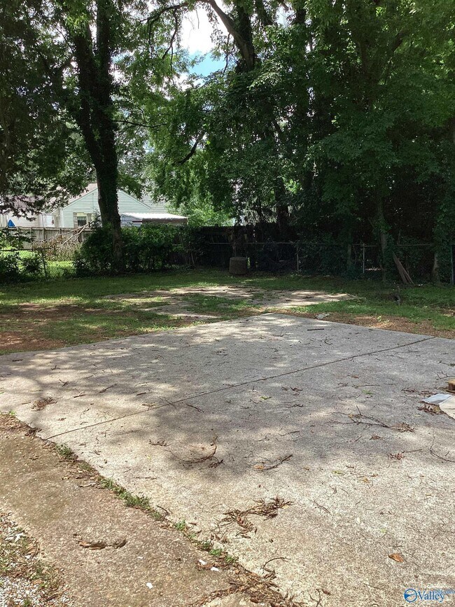 Building Photo - 2404 Whitesburg Dr