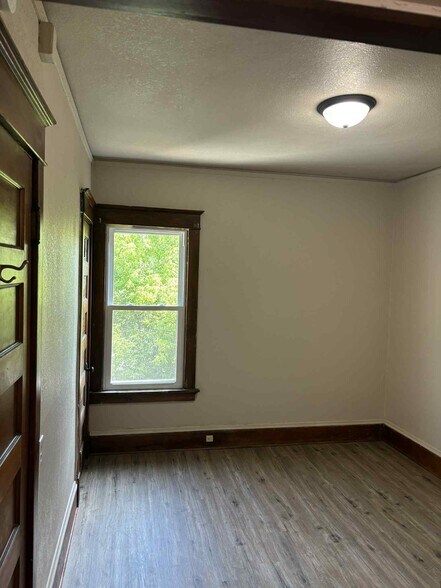 second bedroom with the shared bathroom between - 633 E Burleigh St