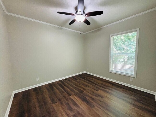 Building Photo - 3 Bedroom, 2 Bath House
