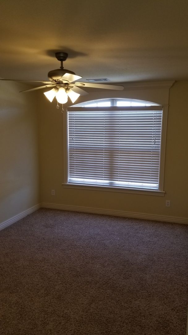 Building Photo - 4 bed 2.5 bath townhome with 2 car garage