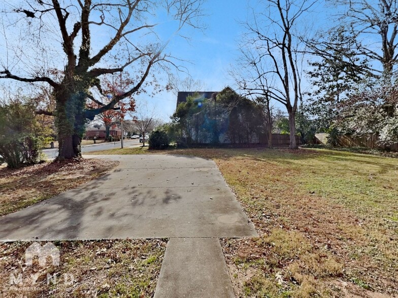 Building Photo - 2632 Shamrock Dr