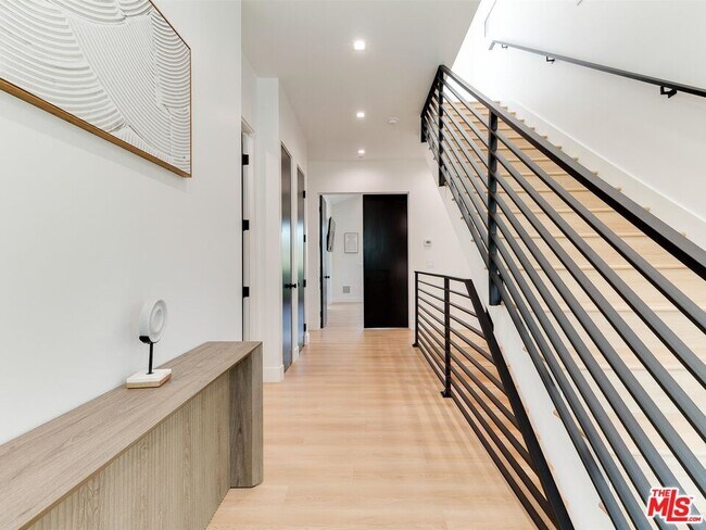 Building Photo - 5929 Hesperia Ave