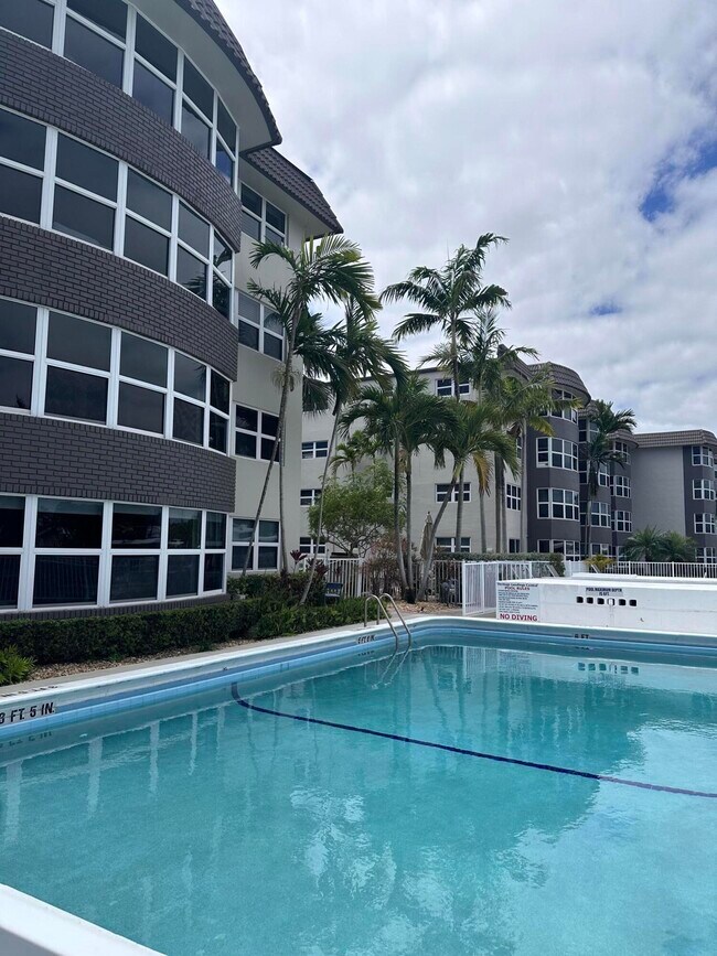 Building Photo - 3121 NE 51st St