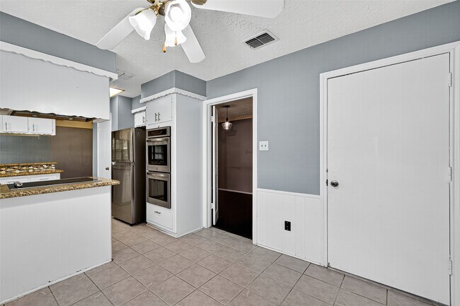 Building Photo - 12315 Chessington Dr