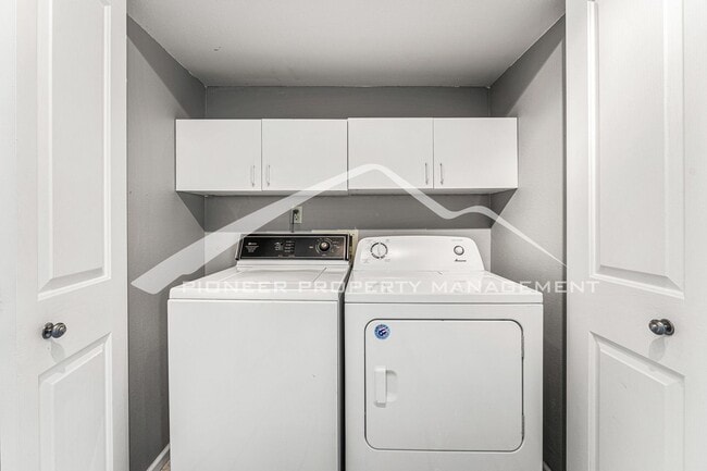 Building Photo - Fantastic Townhome with 1-Car Attached Garage, and Central AC!