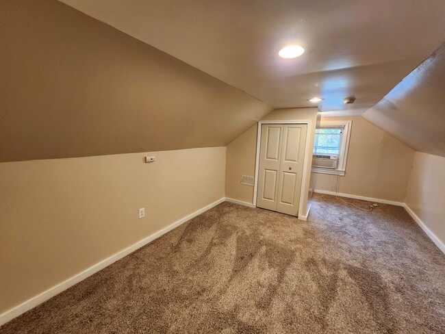 Building Photo - 3 Bedrooms, 1.5 Bath Brick Bungalow with Basement & Large Yard.  Close to UofL.