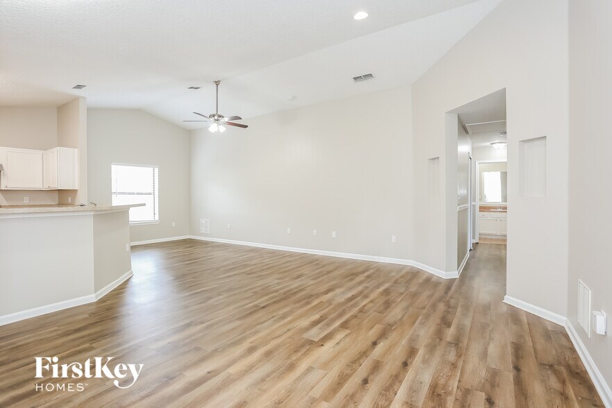 Building Photo - 8353 Longspur Ave