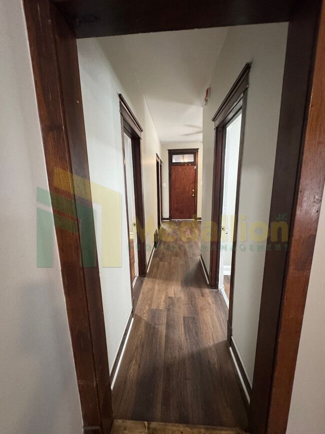 Building Photo - Updated Bungalow - 4Bed - Great location!