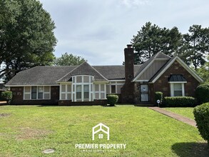 Building Photo - Beautiful 3BR/2BA Near Southwind | 1,681 Sq Ft, Vaulted Ceilings, Hardwood Floors & Garage