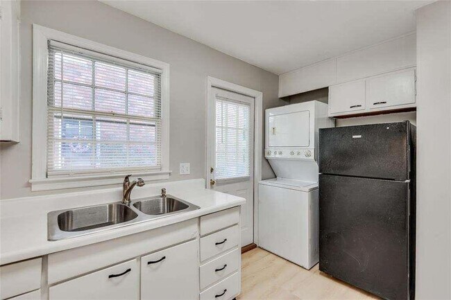 Building Photo - 799 Marstevan Dr NE