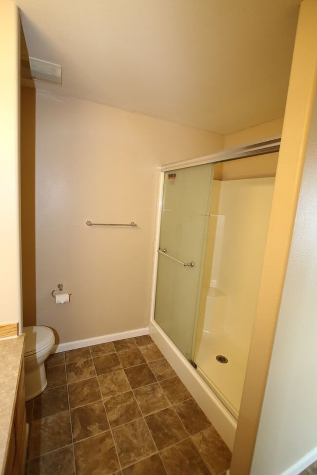 Building Photo - 3 Bedroom Condo!