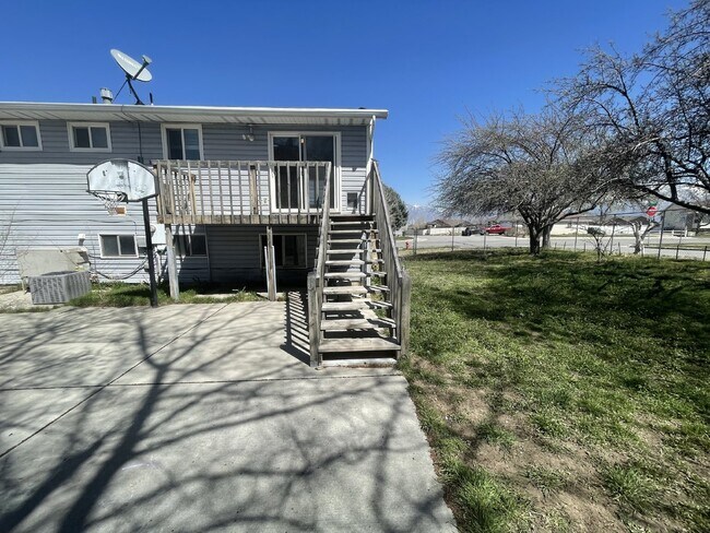 Building Photo - Spacious 6-Bed Oasis with Finished Basement & Cozy Fireplace.