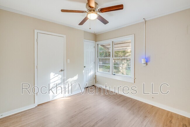 Building Photo - 1123 E 70th St