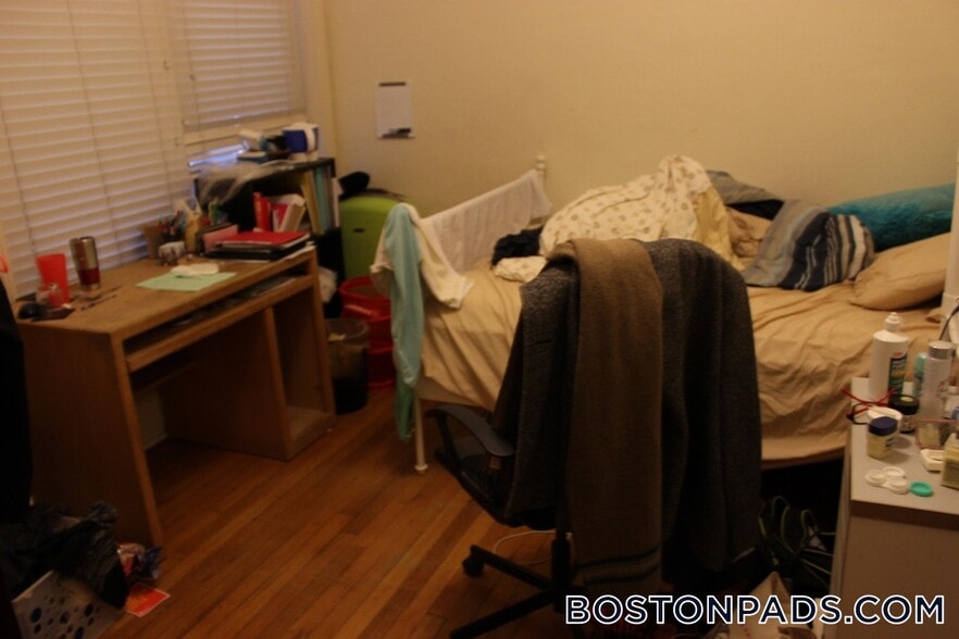 Building Photo - 463 Park Dr