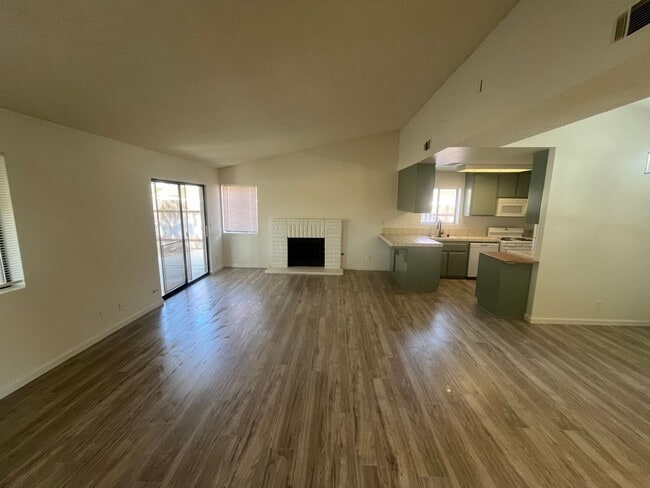Building Photo - 402 Oakwood Ct
